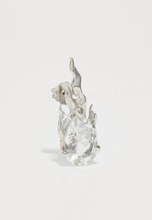 Cercei din argint cu un cristal clar, mare, în formă de pere, încadrat într-un design metalic asemănător unei flăcări, cu detalii intricate.