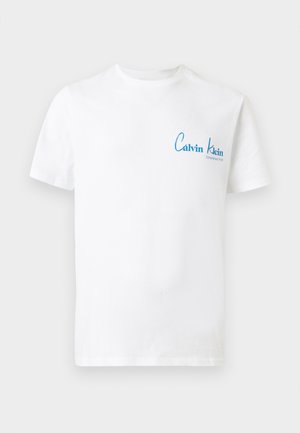 Άσπρο κοντομάνικο T-shirt με στρογγυλή λαιμόκοψη και μικρό μπλε λογότυπο «Calvin Klein Established 1968» τυπωμένο στο πάνω αριστερό μέρος του στήθους.