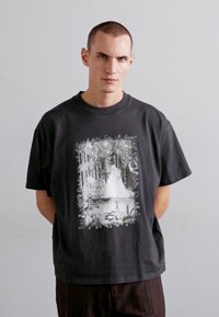 Holzweiler LIFE FAIRYTALE TEE - Μπλουζάκι με στάμπα - dark grey