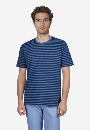 Korte mouwen donkerblauw T-shirt met horizontale strepen in verschillende tinten blauw. Gemaakt van zachte stof en heeft een ronde halslijn.