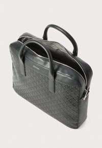 Bolsa para laptop de piel negra con un patrón de diamante texturizado, dos asas superiores y un cierre de cremallera plateado. El interior parece estar organizado.