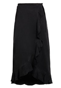 Falda negra tipo envoltura hecha de tejido ligero, con un dobladillo volante y un lazo lateral. Textura suave con un diseño fluido.