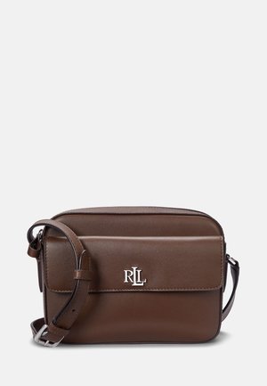 Brązowa skórzana torba na ramię z regulowanym paskiem i srebrnym emblem logo "RLL" na przedniej klapie.