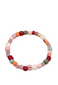 Bracciale di perline con perle lisce e testurizzate multicolori, tra cui vetro e perle, nelle tonalità di rosa, rosso, arancione e verde.