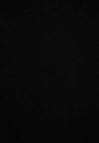 Zwarte katoenstof met een gladde textuur, met een uniforme kleur zonder patronen of zichtbare naden. Ideaal voor verschillende kledingtoepassingen.