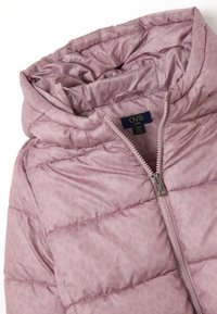 Chaqueta acolchada rosa con textura de estampado de leopardo, con cierre frontal de cremallera y capucha. Confeccionada con material ligero y suave.