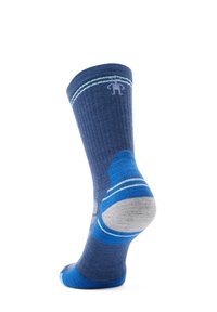 Calcetines azules acanalados con rayas de acento en azul claro y gris, que cuentan con un talón y puntera reforzados, y un pequeño logo cerca del puño.