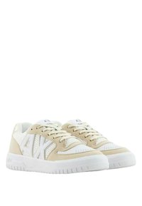 Sneaker beige e bianche in mesh, pelle liscia e suola in gomma. Accentuate da lacci color oro e logo di lato.