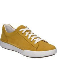Zapatilla de cuero amarilla con cordones blancos y suela de goma blanca texturizada; presenta detalles de costura y un diseño de punta redondeada.
