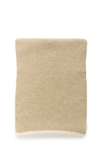 Écharpe en laine beige avec un motif en ribbed texturé, présentant un ourlet blanc en bas. Matériau doux avec une apparence chaleureuse.