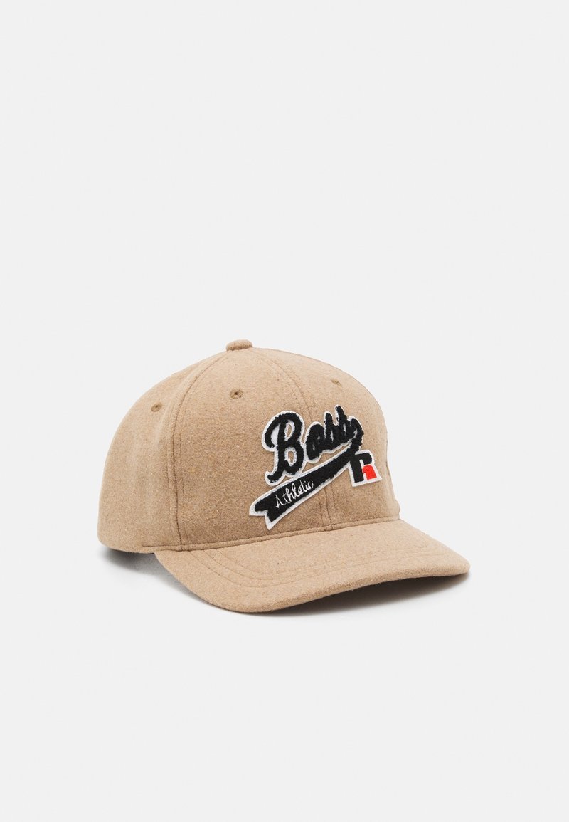 Casquette de baseball beige à visière courbée, brodée des mots "Beta Athletic" en noir et blanc sur le panneau avant.