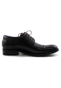Zapato de vestir negro de cuero con puntera redondeada, costuras mínimas y cordones lila. Presenta un tacón bajo y una textura suave.