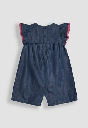 Tumesinine denim kombinesoon lühikeste volangkäistega, roosa aktsendiga ja nupudega seljaosas. Omab volangist vööd ja laia sääreosa.