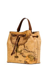 Borsa a secchiello in pelle color cuoio, con stampa di una mappa del mondo. Accenti marroni e chiusura con cordoncino dotato di occhietti rotondi.