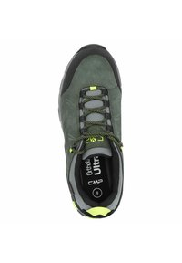 Scarpa in suede grigia con accenti neri e rete grigia. Presenta impugnature per i lacci gialli, lacci a motivi e un interno imbottito. Taglia 42.