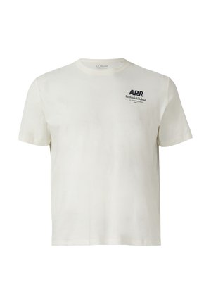 Weißes T-Shirt mit kurzen Ärmeln und Rundhalsausschnitt, mit kleinem schwarzem Text "A.R.R Rethink&Reload" auf der oberen linken Brust.