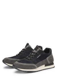 Sneakers in suede grigio con accenti blu scuro, pannelli testurizzati e lacci neri; presentano una suola bianca a contrasto e un marchio sul lato.