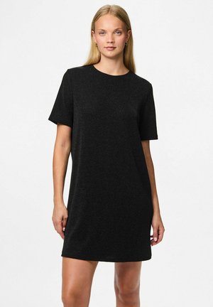 Schwarzes kurzes Kleid mit Kurzarm aus glitzerndem Stoff, mit Rundhalsausschnitt und lockerer Passform, das oberhalb des Knies endet. Keine sichtbaren Muster oder Hardware.