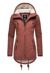 Roodbruin waterdichte jas met een fleece-voering in de capuchon, rits aan de voorkant, trekkoord in de taille en twee zijzakken met leren accenten.