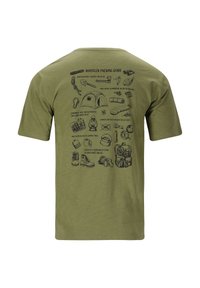 Chemise vert olive avec illustrations et texte en noir sur le matériel de randonnée, présentant un guide de préparation pour Whistler incluant tente, bottes, boussole et trousse de premiers soins.