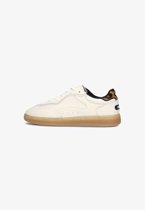 Sneaker bianco in pelle con finitura testurizzata, dettagli in nero e stampa leopardata sul tallone, e suola in gomma traslucida color caramello.