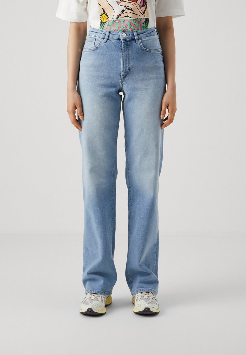 ONLY Tall - ONLJUICY WIDE - Brīva piegriezuma džinsi - light blue denim, Palielināt