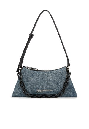 Modrá trojuholníková ramenná taška z denimu s čiernym nastaviteľným remienkom, čiernym reťazovým detailom a strieborným logom "Karl Lagerfeld Jeans".