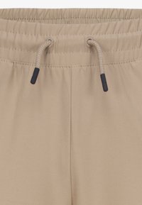 Beige šortky s elastickým pasem a šňůrkou, hladkým povrchem a jemnými švy.