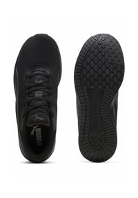 Zapatillas deportivas negras con parte superior de malla, cuello acolchado, cierre con cordones y una suela de goma texturizada con un diseño flexible.