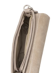 Clutch in suede beige con un compartimento con zip, tirante in pelle liscia e un esterno morbido e testurizzato. L'interno presenta una fodera color tan.