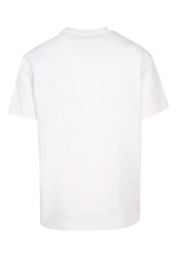 Balta kokvilnas T-kreklu ar īsām piedurknēm un apaļu kakla izgriezumu; vienkāršs dizains, bez rakstiem vai redzamām detalizācijām, gluda tekstūra.