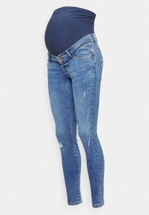 Blauwe zwangerschapsjeans met een verstelbare tailleband en een donker elastisch paneel dat de zwangere buik bedekt, afgebeeld op een effen achtergrond.