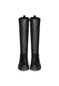 Botas de cuero negras hasta la rodilla con un acabado texturizado, que cuentan con una puntera redondeada, suela de goma gruesa y cierres de cremallera dobles en la parte trasera.