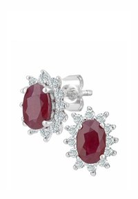 Orecchini a bottone con rubino, caratterizzati da un rubino ovale sfaccettato al centro, circondato da un'aureola di diamanti rotondi scintillanti incastonati in argento.