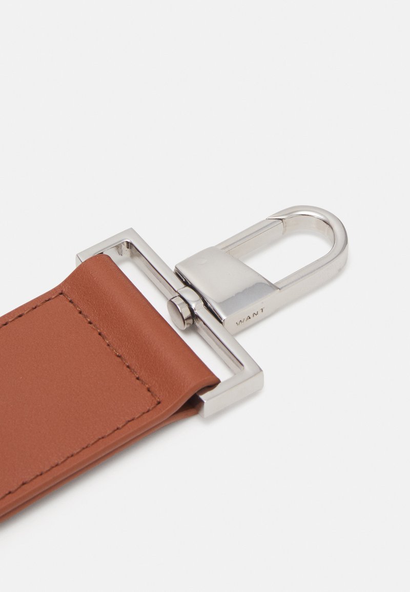 Brauner Lederarmband mit silbernen Metallbeschlägen, ausgestattet mit einer rechteckigen Schnalle und einem runden Clip zur Befestigung. Glatte Textur mit Nähten.