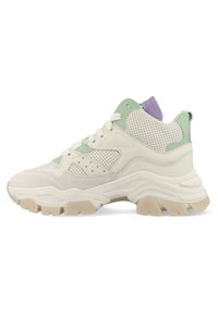 Chunky sneakers met een crème suede bovenwerk, mintgroene en lavendelkleurige accenten, geperforeerde panelen en een dikke beige rubberen zool.