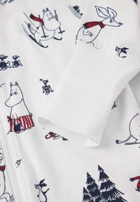 Weißer Baumwollstoff mit blauen und roten Cartoonfiguren, darunter Moomintrolls und Tiere. Mit gerippten Bündchen und Reißverschluss.