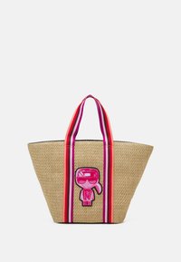 Tkaná proutěná taška s širokými růžovými, červenými a fialovými pruhy, s lesklou růžovou kreslenou postavičkou na přední straně.