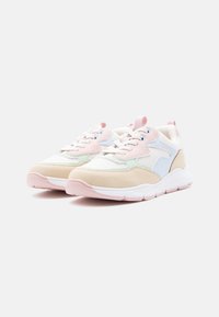 Paire de baskets bicolores pastel avec mesh blanc, accents rose clair, beige, vert menthe et bleu bébé, dotées de lacets et de semelles en caoutchouc.