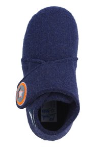 Chausson en feutre bleu marine avec une sangle Velcro, bout rond et un patch circulaire rehaussé d'orange avec une étoile. Texture douce et design à talon fermé.