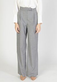 Pantaloni grigi a gamba larga con righe verticali rosa, dotati di pieghe e vita alta, abbinati a tacchi beige. Tessuto dalla texture liscia.