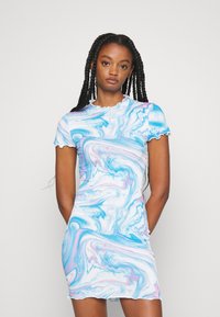 Vestido de mangas curtas com um padrão de mármore azul e rosa. Apresenta uma forma ajustada, bordas onduladas e uma textura suave.