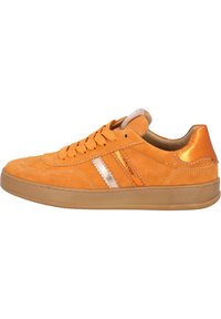 Oranges Wildleder-Sneaker mit strukturierter Oberfläche, ausgestattet mit metallischen Streifen, runder Zehenpartie und Gummisohle. Schnürsenkel in passender Farbe runden das Design ab.