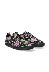 Buty z wzorem kwiatowym na czarnym tle, z różowymi i zielonymi kwiatami, tekstylna cholewka oraz pleciona czarna gumowa podeszwa.