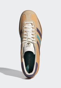 adidas Originals GAZELLE INDOOR - Tossud - glow orange shadow violet off white