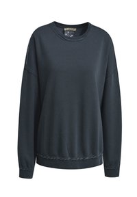 Dunkelgraues Langarm-Crewneck-Sweatshirt mit rohen Kanten an den Bündchen, dem Saum und dem Ausschnitt, auf weißem Hintergrund präsentiert.