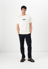 Guess Jeans SMALL LOGO TEE - Trükipildiga T-särk - pristine white