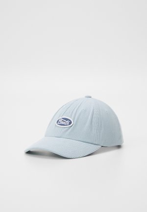 Lys blå kordfløyels baseballcaps med en avrundet krone, buet skjerm og et sydd rundt logo i marineblått og hvitt foran.