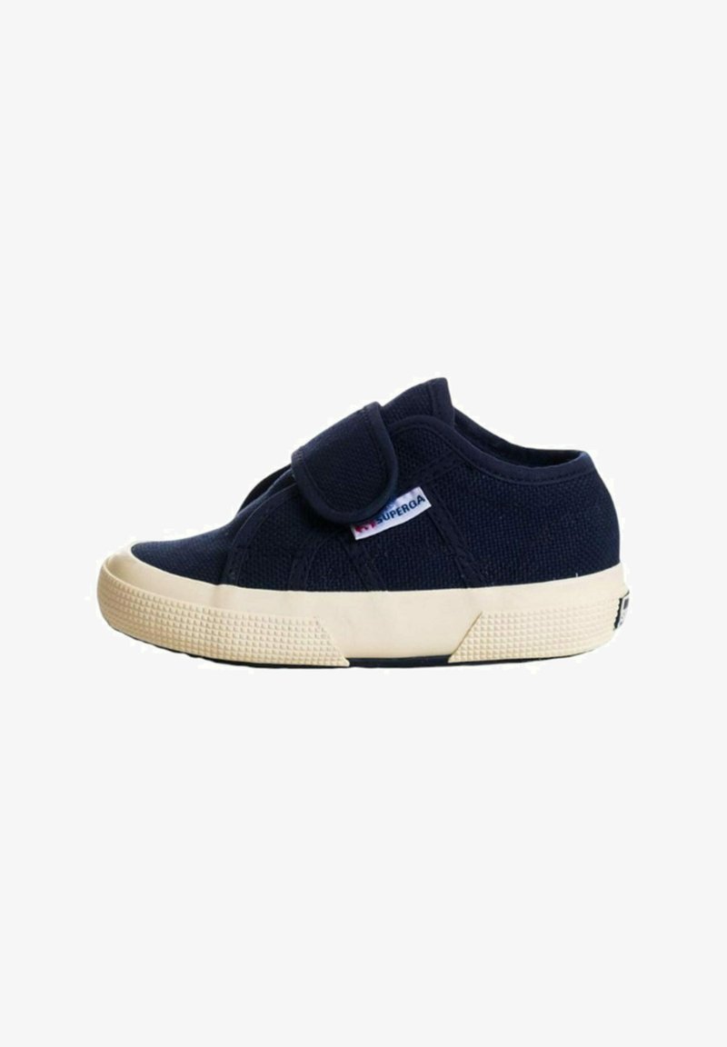 Sneaker in tela blu navy con cinturino in velcro, suola in gomma crema, tessuto testurizzato e punta rinforzata, dotata di etichetta con logo sul lato.