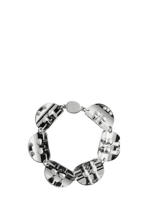 Bracelet en argent composé de plaques ovales et semi-circulaires brillantes reliées avec des clous ronds en relief sur chaque segment, formant une boucle continue.